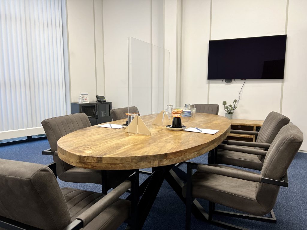 Vergaderruimte met stoelen en tafel