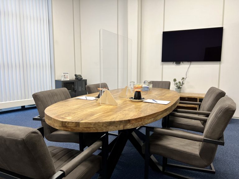 Vergaderruimte met stoelen en tafel